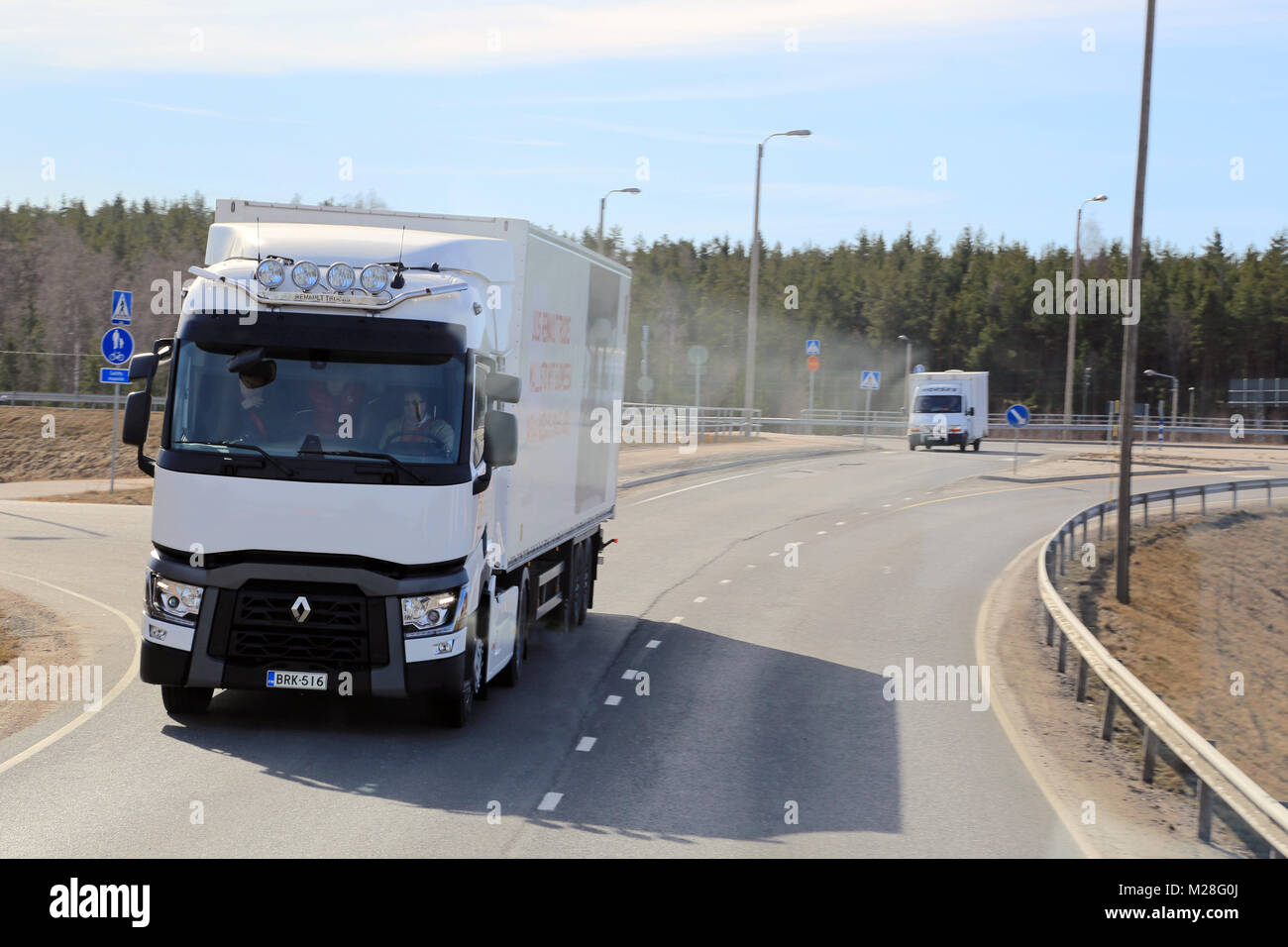 LIETO, FINNLAND - April 5, 2014: Neue Renault T Lkw auf eine Probefahrt. Renault Trucks präsentiert ihre neue Reihe T für Langstrecken bei Volvo Trucks und Stockfoto