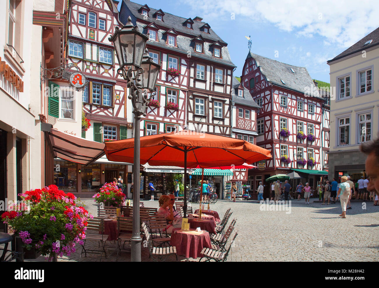 Street Cafe am Marktplatz, Fachwerkhäuser in der historischen Altstadt von Bernkastel-Kues, Mosel, Rheinland-Pfalz, Deutschland, Europa Stockfoto