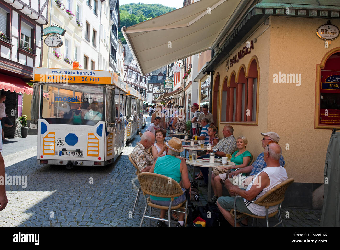 Touristischer Zug und Gastronomie an der Fußgängerzone, Altstadt, Bernkastel-Kues, Mosel, Rheinland-Pfalz, Deutschland, Europa Stockfoto