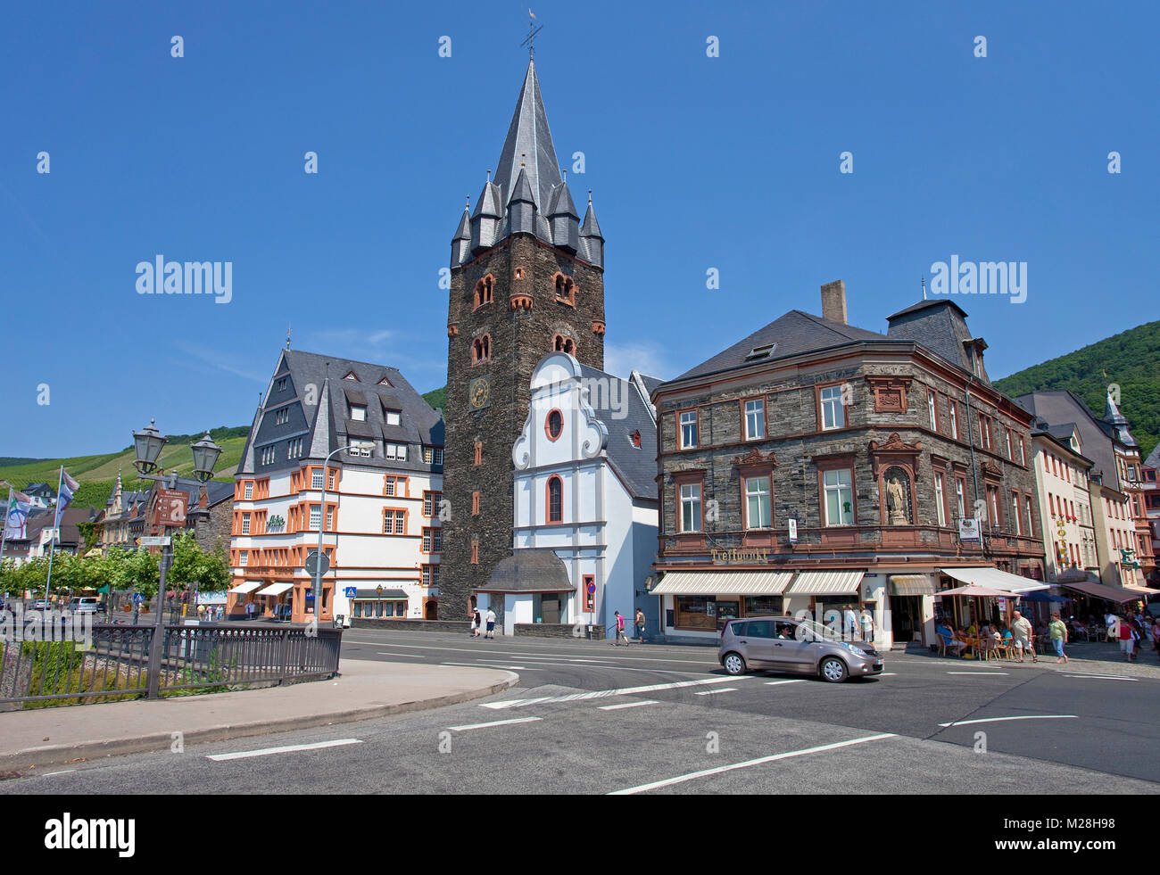 Michael Tower, St. Michael Kirche und ehemaligen Modehaus Astor, Altstadt von Bernkastel-Kues, Mosel, Rheinland-Pfalz, Deutschland, Europa Stockfoto