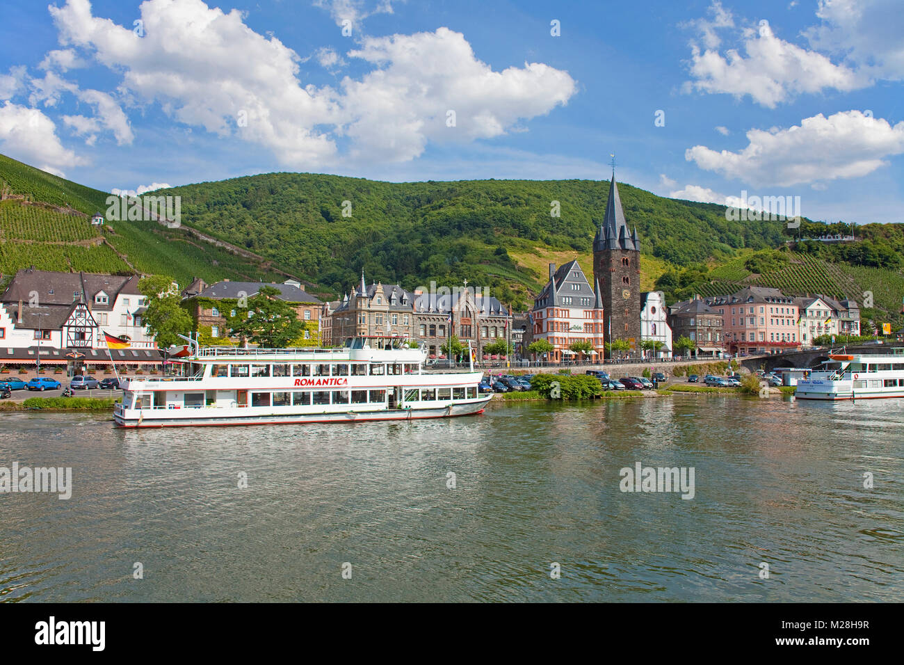 Ausflug Schiff am Flußufer der Weinort Bernkastel-Kues, Mosel, Rheinland-Pfalz, Deutschland, Europa Stockfoto Ausflug Schiff am Flußufer der Weinort Bernkastel-Kues, Mosel, Rheinland-Pfalz, Deutschland, Europa Stockfoto