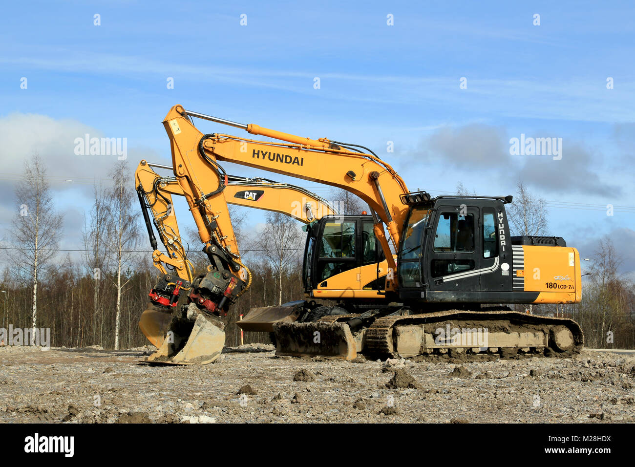 TURKU, FINNLAND - 12 April 2014: Katze und Hyundai Robex Bagger auf der Baustelle. Markanteil Hyundai Heavy Industries Europe erhöht mit Mor Stockfoto