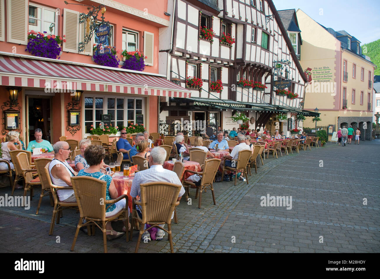 Außerhalb der Gastronomie in einer Gasse von Bernkastel-Kues, Mosel, Rheinland-Pfalz, Deutschland, Europa Stockfoto