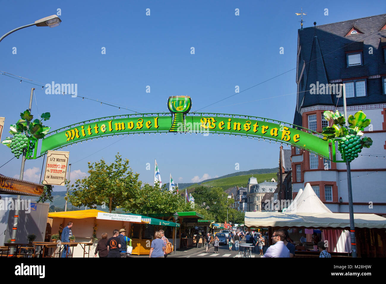 Weinfest, Wein Straße in der Altstadt von weinort Bernkastel-Kues, Mosel, Rheinland-Pfalz, Deutschland, Europa Stockfoto