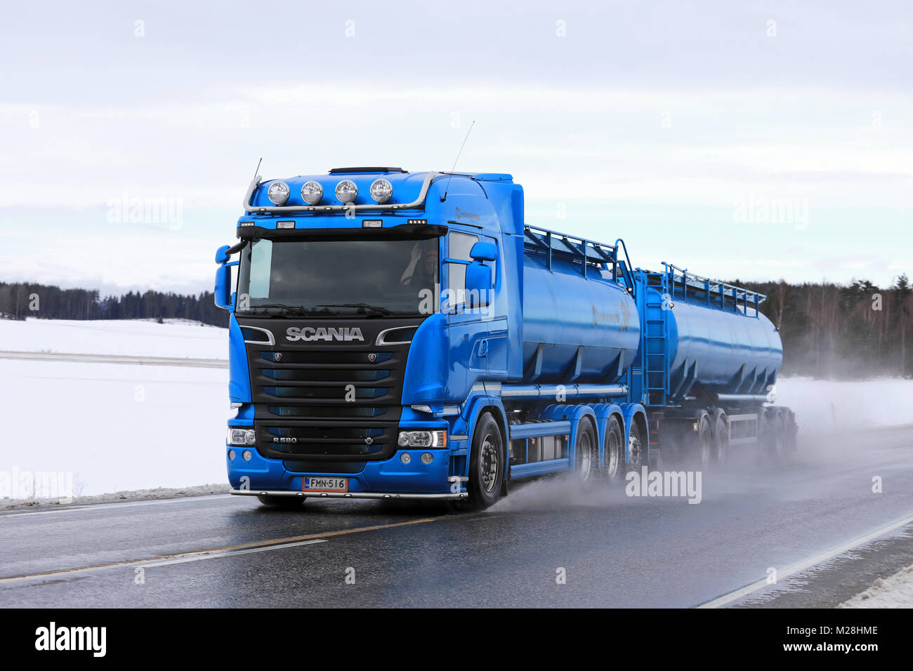 SALO, FINNLAND - Februar 2, 2018: Blauer Scania R 580 Tankwagen liefert Last auf nassen Autobahn im Winter. Stockfoto