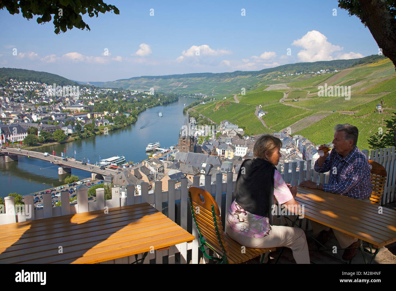 Blick von einem beliebten Restaurant Ziel auf Bernkastel-Kues und Mosel, Rheinland-Pfalz, Deutschland, Europa Stockfoto