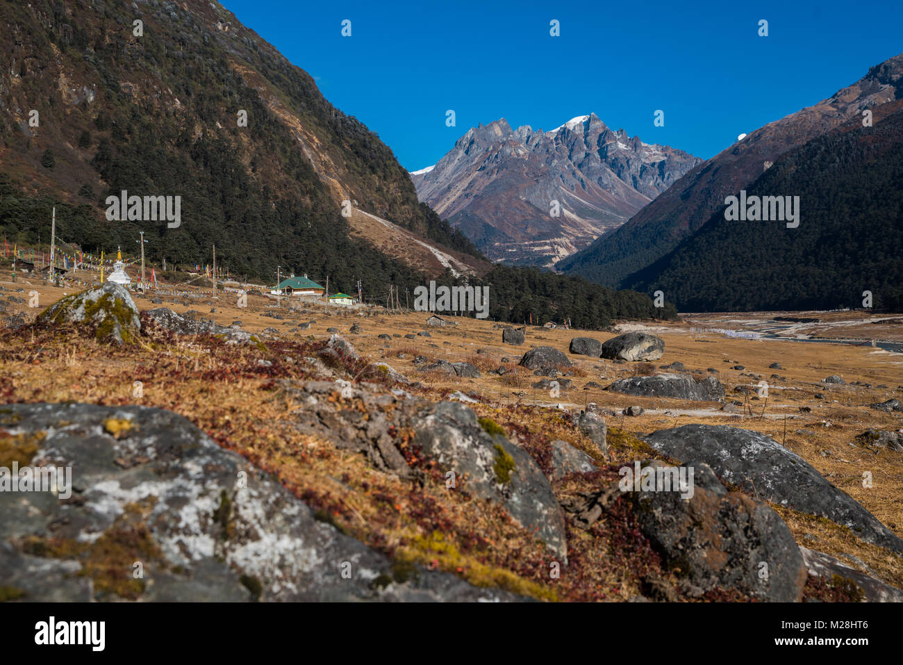 Berg Landschaftsblick auf Lachung, klare Wetter blauen Himmel Tag Zeit, Sikkim, Indien Stockfoto