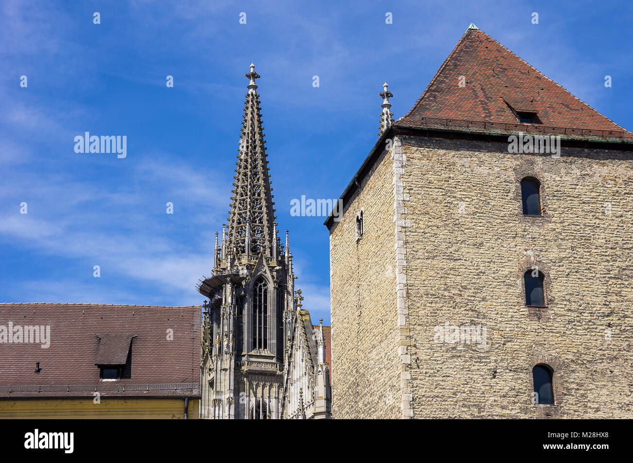 Römerturm Turm und Türme der Kathedrale St. Peter in Regensburg, Bayern, Deutschland. Stockfoto