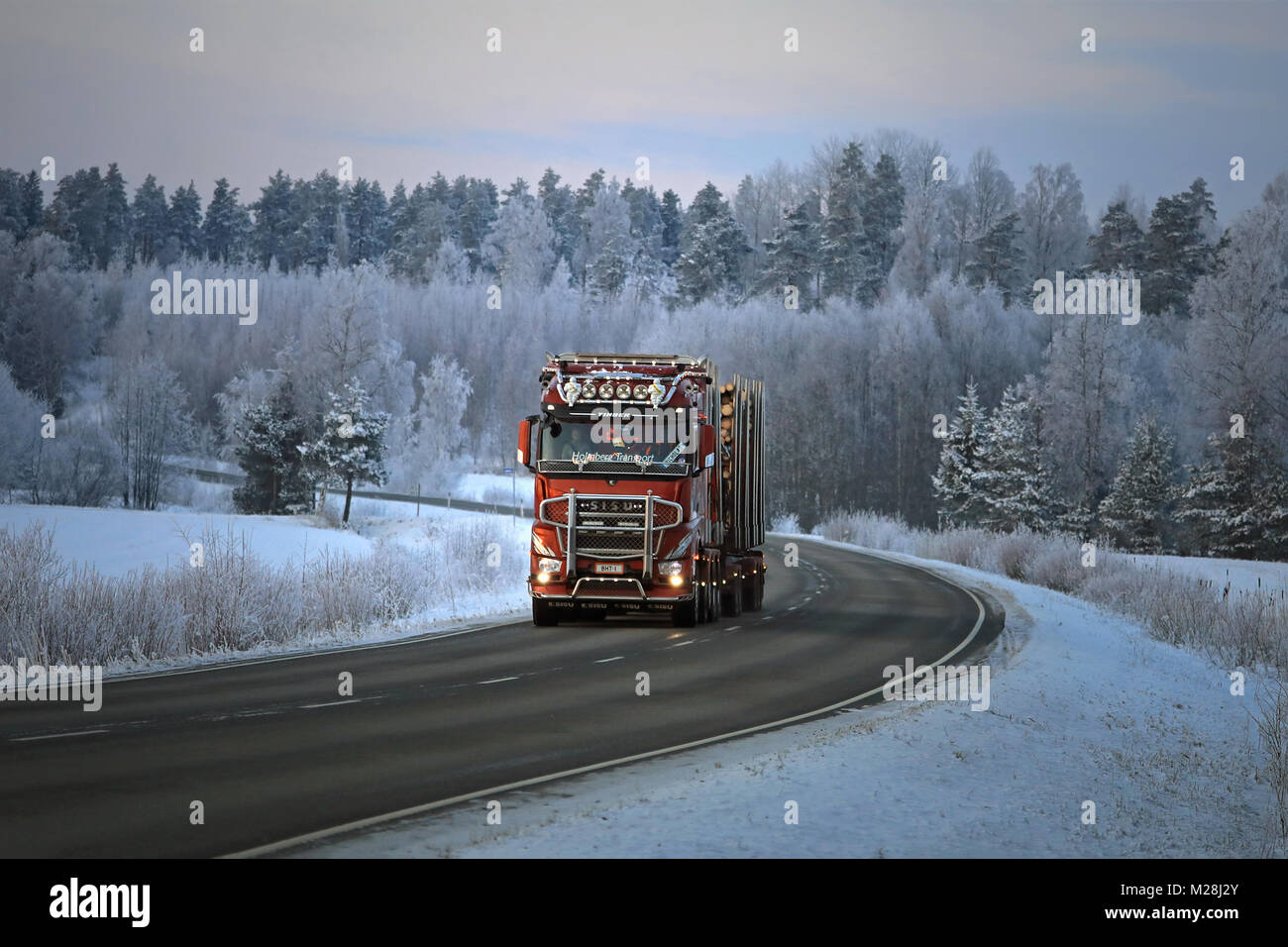 SALO, FINNLAND - Januar 21, 2018: Sisu Polar Euro 6 logging Truck von Br Holmberg Transport hols Protokolle entlang der Landstraße im Winter bei dusktime. Stockfoto