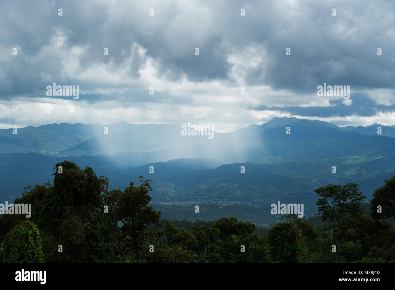 Regen Wolken über Wald im Norden von Thailand Stockfoto