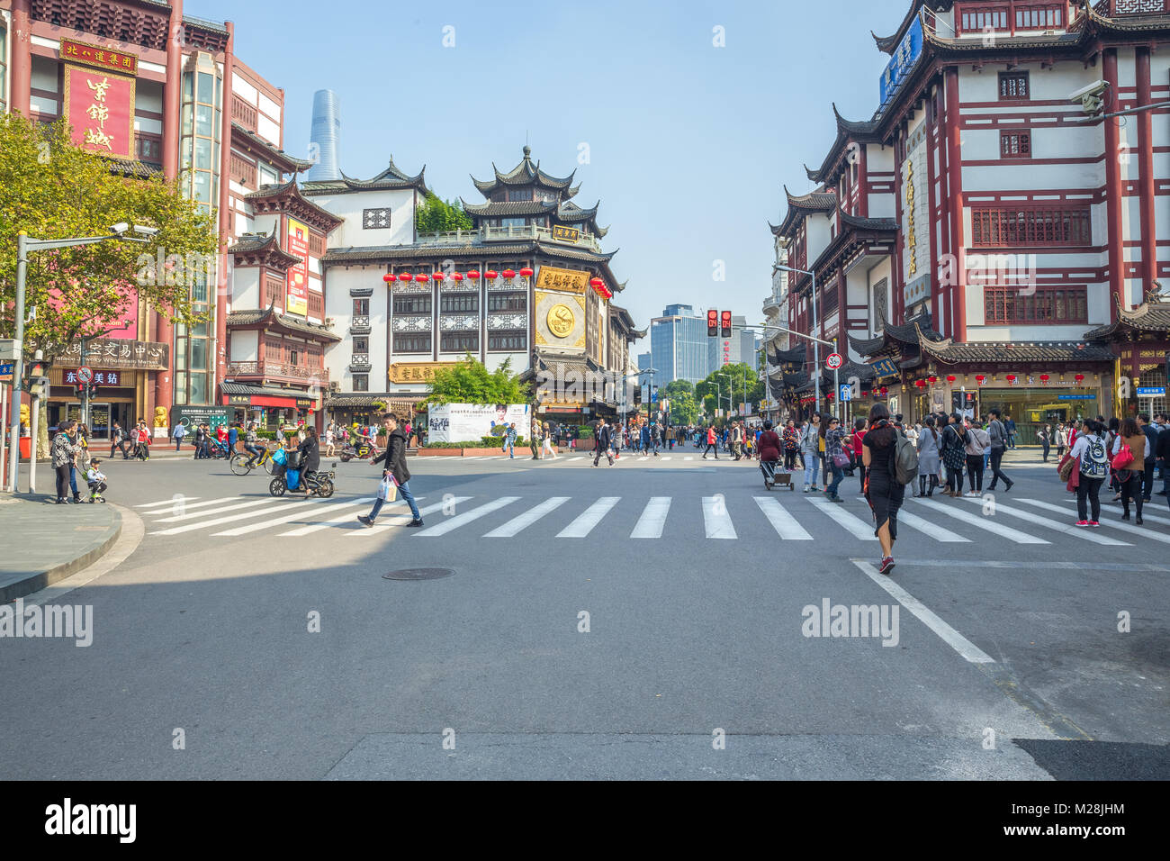 Shanghai, China. 31.10.2016 Völker, Urban Street, Autos, Märkte. Alten und modernen Gebäuden. Völker laufen und Autos fahren. Reisen Foto. Stockfoto