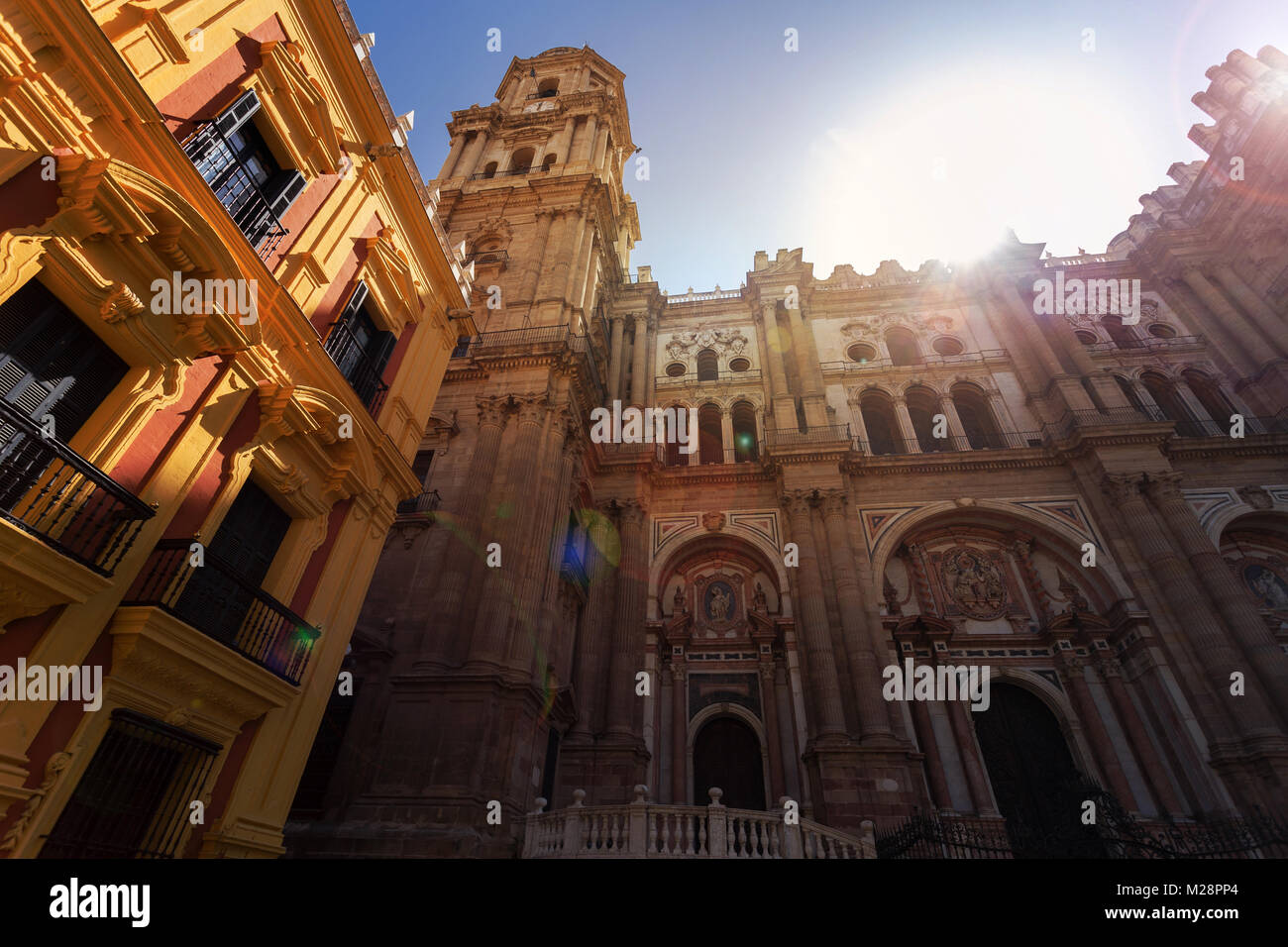 Zentrales Gebäude in Málaga, Spanien. Traditionelle Architektur von Andalusien auf sonnigen Sommertag Stockfoto