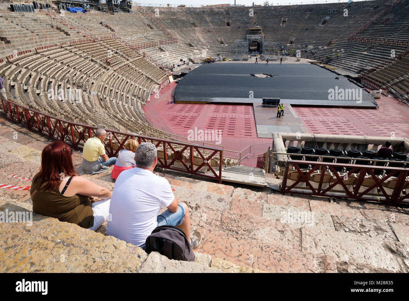 Touristen besuchen die Arena, eine ehemalige römische Amphitheater, der Piazza Bra, Verona, Venetien, Italien Stockfoto