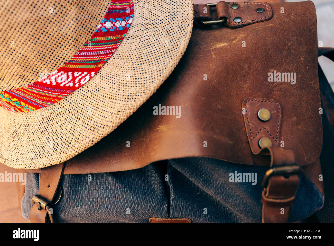 Hut auf dem Vintage Leder Tasche Stockfoto