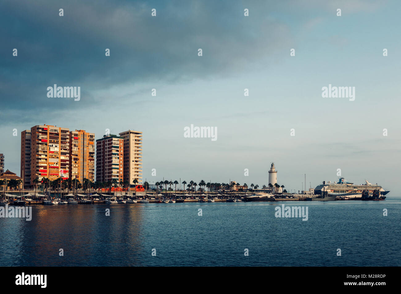 Malaga Stadt Port mit Gebäuden und Leuchtturm und Schiff auf dem Meer. Stockfoto