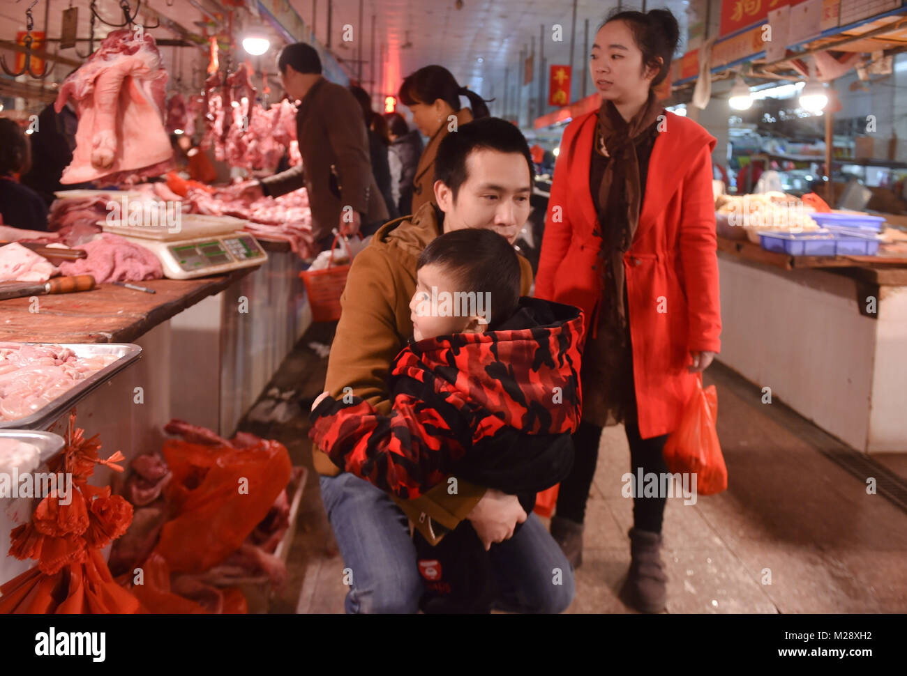 (180206) - SHISHI, Februar 6, 2018 (Xinhua) - Huang Hailong kauft Lebensmittel für Reunion Abendessen mit seiner Frau und dem jüngeren Sohn in Shishi Stadt im Südosten der chinesischen Provinz Fujian, Feb 1, 2018. Huang Hailong, ein Wanderarbeitnehmer aus Suining Stadt von Südwesten Chinas Provinz Sichuan, wurde in einer Kleiderfabrik in Shishi für zehn Jahre gearbeitet. Obwohl das Leben mit seiner Frau und dem jüngeren Sohn Cong Cong, Huang fehlt noch seine Eltern und ältester Sohn, der bergigen Gegend von Sichuan leben. In diesem Jahr, um Geld zu sparen, Huang beschlossen allein in seine Heimatstadt zurück, um die Spring Festival Esprit zu verbringen Stockfoto