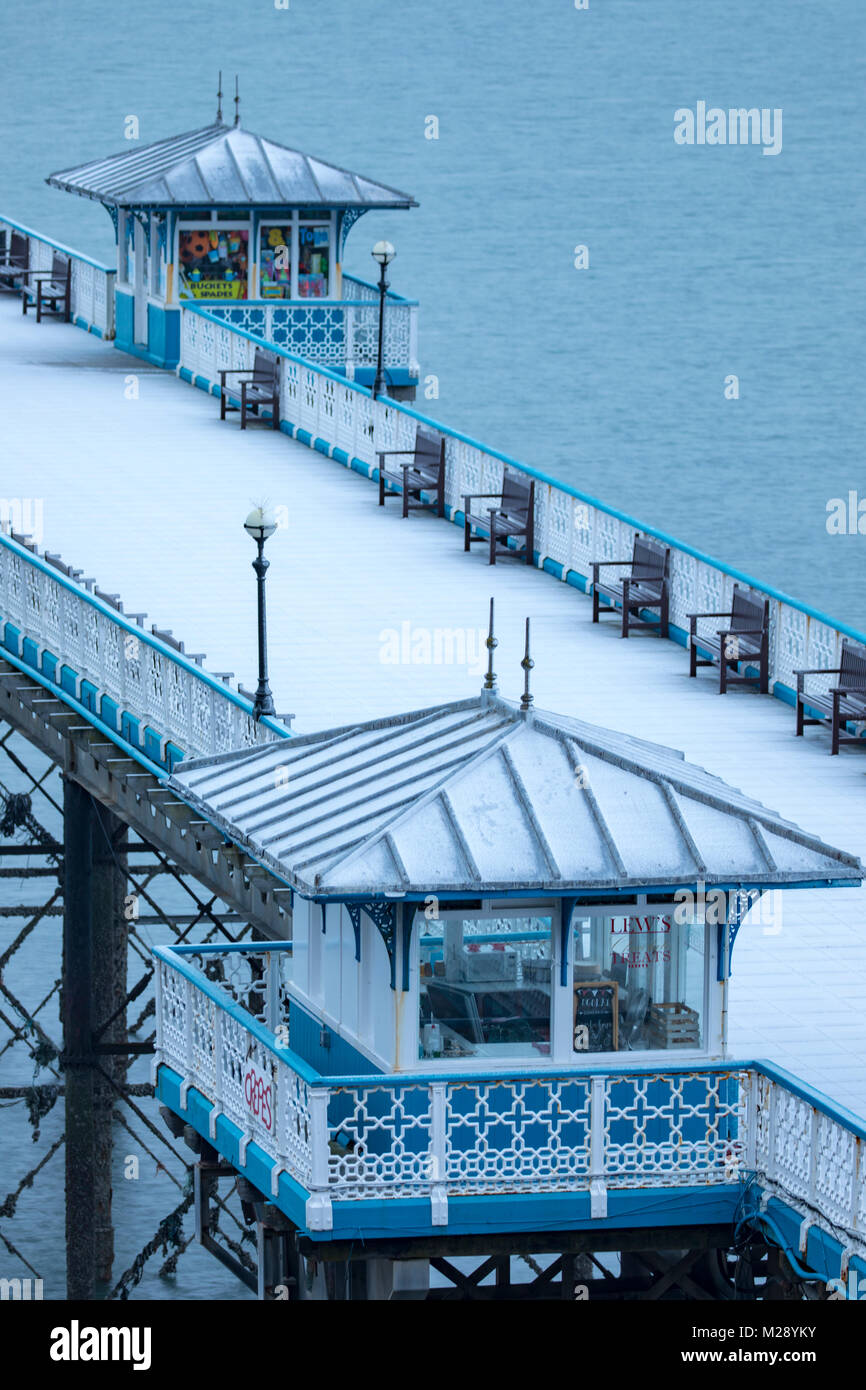 Llandudno, Wales, 6. Februar 2018. UK Wetter. Als eine gelbe Warnmeldung für Schnee für North Wales heute mit einigen Teilen von bis zu 8 cm auf höheren Boden vorhergesagt. Sehr ungewöhnlichen Schnee für die Seebad Llandudno im Norden von Wales als Schnee die viktorianischen Pier auf der Coastal resort Credit: DGDImages/Alamy Live Nachrichten Abdeckungen Stockfoto