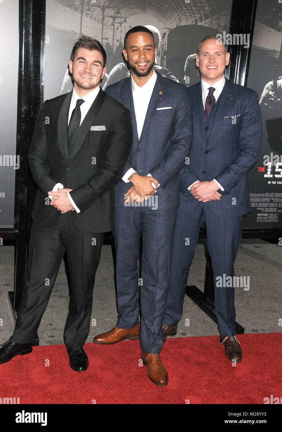 Februar 5, 2018 - Los Angeles, Kalifornien, Vereinigte Staaten - 5. Februar 2018 - Los Angeles, Kalifornien USA-Helden Alek SKARLATOS, ANTHONY SADLER, SPENCER STEIN bei der Weltpremiere von: ''15-17 nach Paris'' Der sjr Theater auf dem Warner Bros Los, Los Angeles. (Bild: © Paul Fenton über ZUMA Draht) Stockfoto