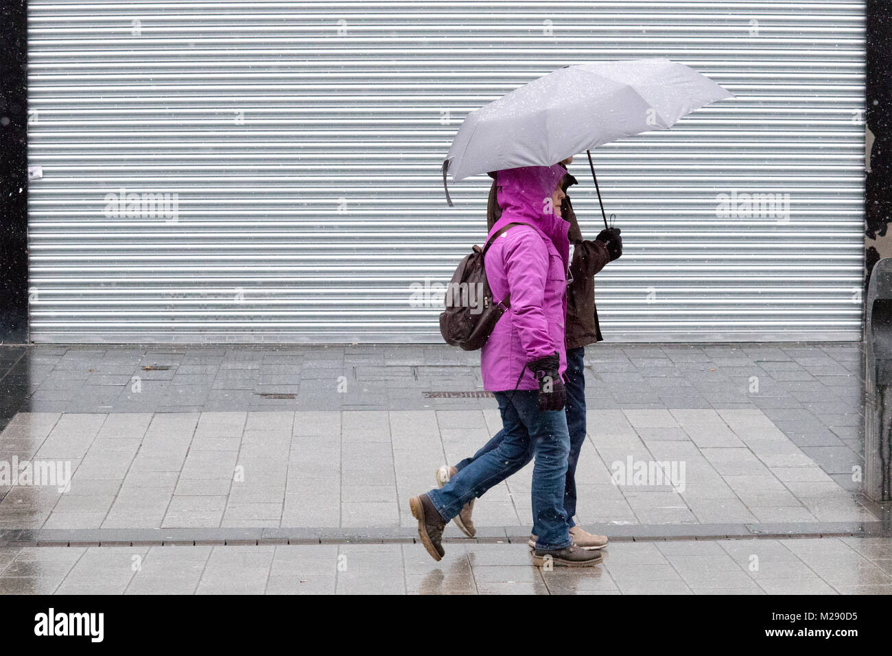 Schneit in Southport, Merseyside. 6. Februar 2018. UK Wetter. Schnee, Regen, auf die Menschen, die in der Innenstadt in Southport, Merseyside.. Leichter Schnee und einige breezy Bedingungen werden über den Nordwesten von England den ganzen Morgen mit einigen helleren Zauber später prognostiziert. Credit: cernan Elias/Alamy leben Nachrichten Stockfoto