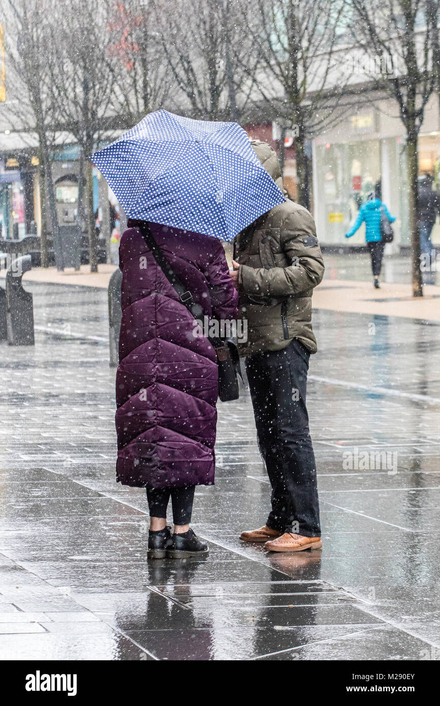 Schneit in Southport, Merseyside. 6. Februar 2018. UK Wetter. Schnee, Regen, auf die Menschen, die in der Innenstadt in Southport, Merseyside.. Leichter Schnee und einige breezy Bedingungen werden über den Nordwesten von England den ganzen Morgen mit einigen helleren Zauber später prognostiziert. Credit: cernan Elias/Alamy leben Nachrichten Stockfoto