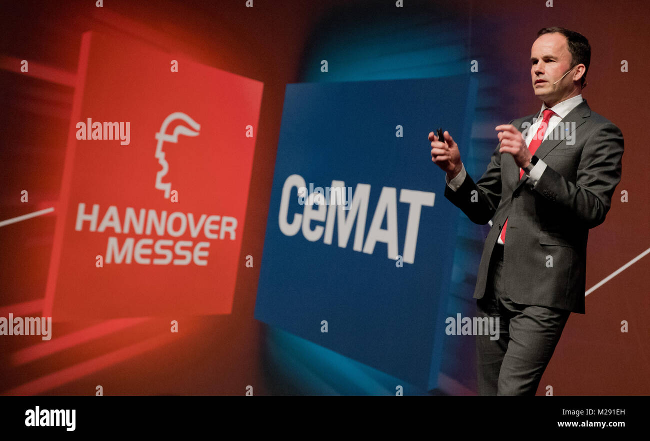 Jochen Koeckler, Vorsitzender der Deutschen Messe beschränkt, liefert eine Erklärung bei einer Pressekonferenz auf der Messe in Hannover, Deutschland, 06. Februar 2018. Die weltweit größte Messe Industrie will den aktuellen Stand über die Möglichkeiten der Digitalisierung und die Vernetzung von Produktionsprozessen ('Industrie 4.0') Vom 23. bis 27. April zu zeigen. Die Hannover Messe wird mit der Logistik Messe CeMAT unter dem Motto "Verbinden und zusammenarbeiten" organisiert werden. Foto: Julian Stratenschulte/dpa Stockfoto