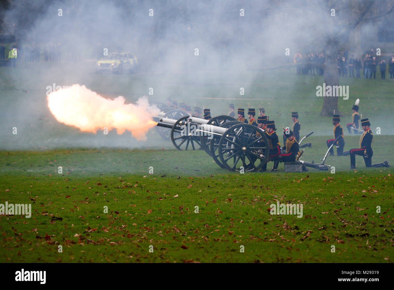 Ein 41-gun Salute von King's Troop Royal Horse artillery im Green Park gehalten wurde, in der Nähe von Buckingham Palace, dem Datum der Königin Elizabeth II. aufsteigend zu den Thron - die am 6. Februar 1952 trat nach dem Tod von König George VI zu markieren Stockfoto