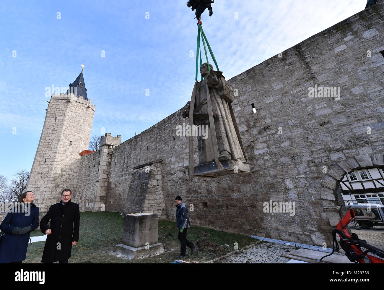 Mühlhausen, Deutschland. 06 Feb, 2018. Ein Kran hebt den Thomas Muentzer Memorial aus seinem Sockel in Mühlhausen, Deutschland, 06. Februar 2018. Die historische Stadtmauer im Bereich des 'Inneres Frauentor" (Lit. des inneren Frauen Tor) und 'Rabenturm' (lit. raven Turm) ist komplett renoviert werden. Die geplanten Kosten von rund 1,5 Millionen Euro. Daher ist die Thomas Muentzer Denkmal an der Inneres Frauentor wird abgebaut, es wird also nicht im Zuge der Bauarbeiten beschädigt werden. Foto: Martin Schutt/dpa-Zentralbild/dpa/Alamy leben Nachrichten Stockfoto