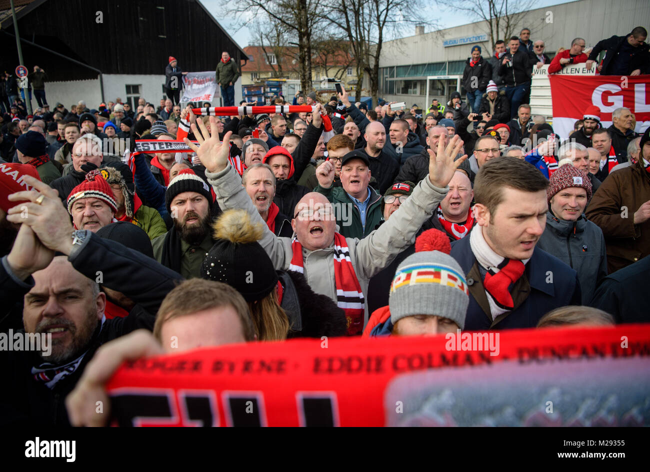 München, Deutschland. 06 Feb, 2018. Fußball-Fans nehmen teil an einer Gedenkveranstaltung für die Opfer des Flugzeugabsturzes von Manchester United am Manchester Square in Riem, München, Deutschland, 06. Februar 2018. Vor 60 Jahren ein Flugzeug mit professionellen Fußballspieler von Mancester United stürzte an diesem Ort. Credit: Matthias Balk/dpa/Alamy leben Nachrichten Stockfoto