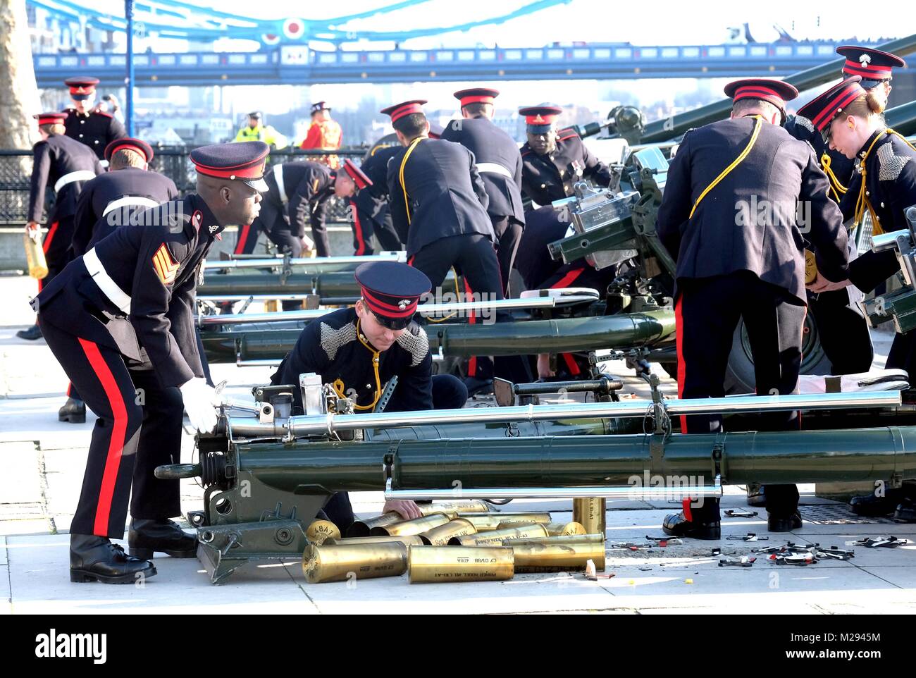 London, Großbritannien. 6. Februar, 2018. Honourable Artillery Company 62 gun Salute an der Tower Bridge für die Herrschaft der Königin Elizabeth eine weibliche Frau Schütze, die in Ton und führte die weggeworfenen Schale enthalten. Es wurden 61 von ihnen viel Pic zur Durchführung von Gavin Rodgers/Pixel 8000 Ltd Credit: Gavin Rodgers/Alamy leben Nachrichten Stockfoto