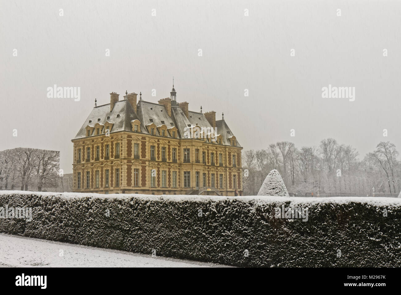 Paris, Frankreich. 6 Feb, 2018. Schnee im Park von Sceaux Credit: chromoprisme/Alamy leben Nachrichten Stockfoto