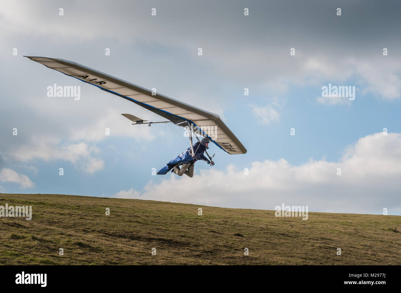 Firle Beacon. East Sussex. Februar 2018. Wetter in Großbritannien. Hardy erfahrene Hansegler-Piloten nutzen den kalt vorherrschenden Nordwind über die South Downs in der glorreichen Landschaft von Sussex. Stockfoto