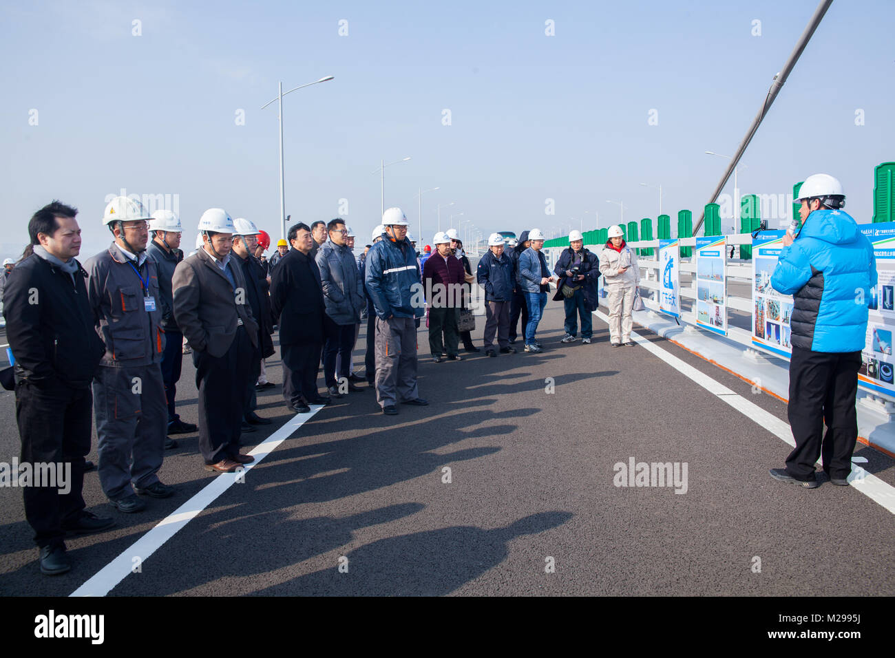 (180207) - Guangzhou, Februar 7, 2018 (Xinhua) - Vertreter prüfen Sie die Website des Meeres Brücke, links Hongkong, Zhuhai und Macau in Südchina, Feb 6, 2018. Umfangreiche Arbeiten auf der 55 km langen Brücke, die längste Seebrücke der Welt, hat Bewertung Behörden übergeben, nach seiner Fertigstellung im Dezember. Die Brücke dauerte sechs Jahre der Vorbereitung, und acht Jahre zu bauen. Nach dem Projekt überprüfen und Akzeptanz Konferenz am Dienstag, die Qualität der Struktur der Brücke ist bis zu Standard- und zuverlässig. Die Brücke ist geeignet für den Probebetrieb. Die Brücke wird die Trave Stockfoto