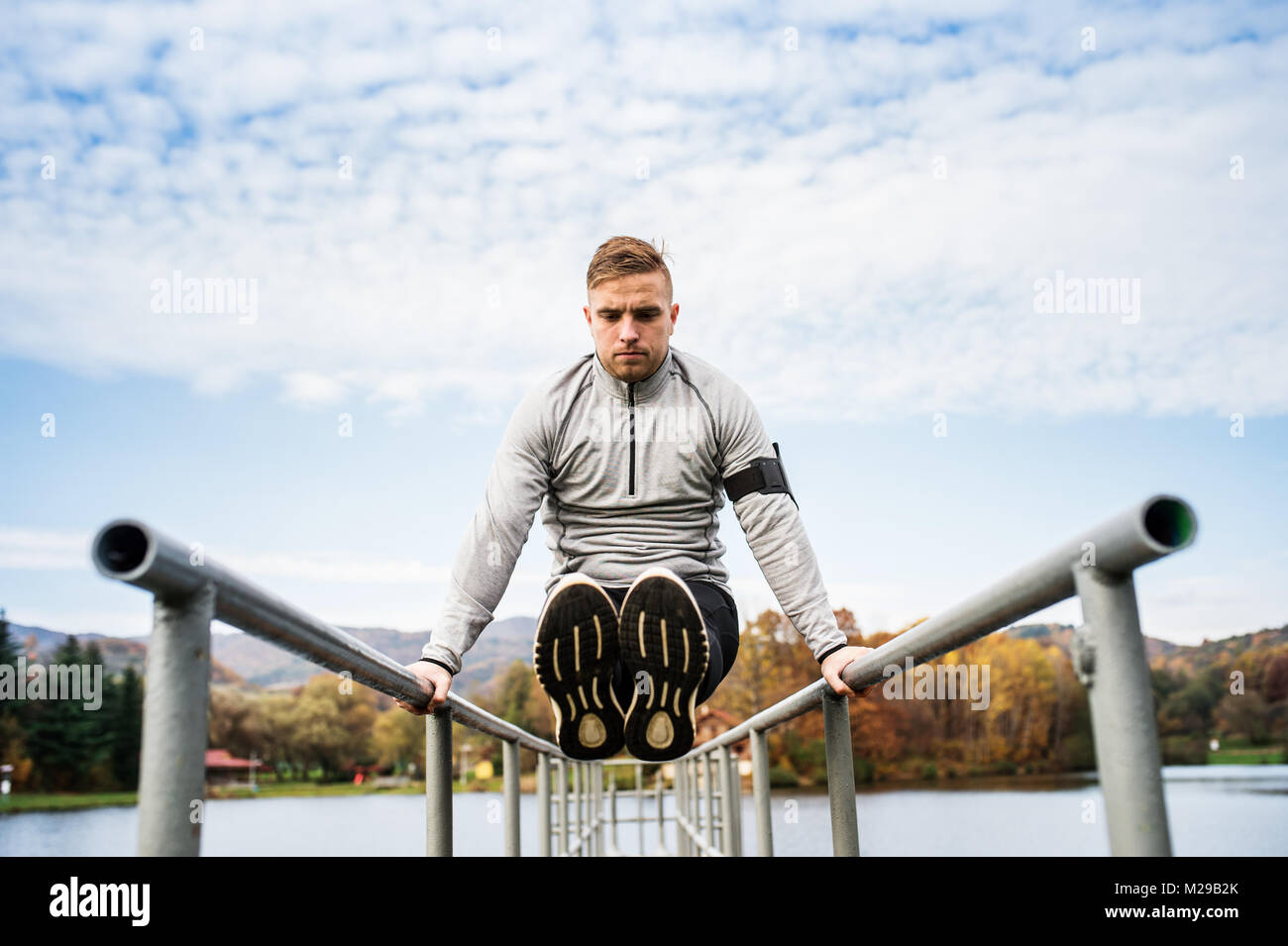 Junger Mann, Übung im Park. Stockfoto