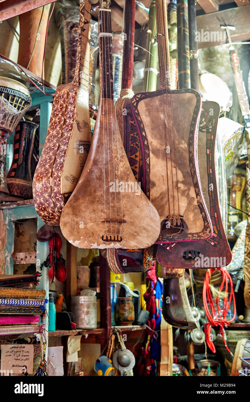 Musikinstrumente auf Souq von Meknes, Marokko, Afrika Stockfoto