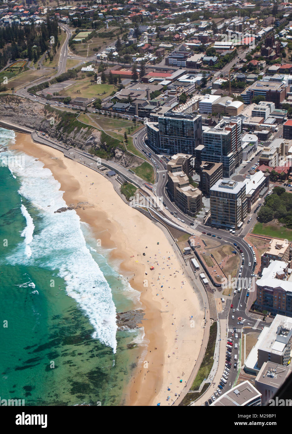 Newcastle Beach von oben im Sommer. Newcastle Beach ist ein wunderschöner Strand ist nur wenige Minuten von der Innenstadt entfernt. Newcastle ist Australiens zweiten ältesten Stockfoto