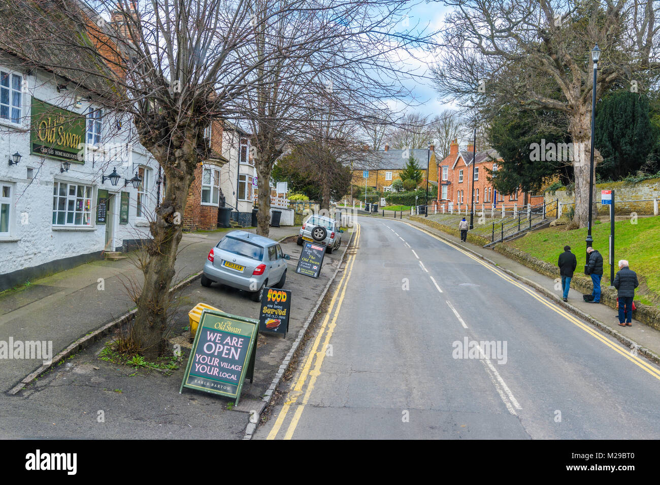 Die Hauptstraße durch das Dorf von Earls Barton, Northamptonshire, England. Stockfoto