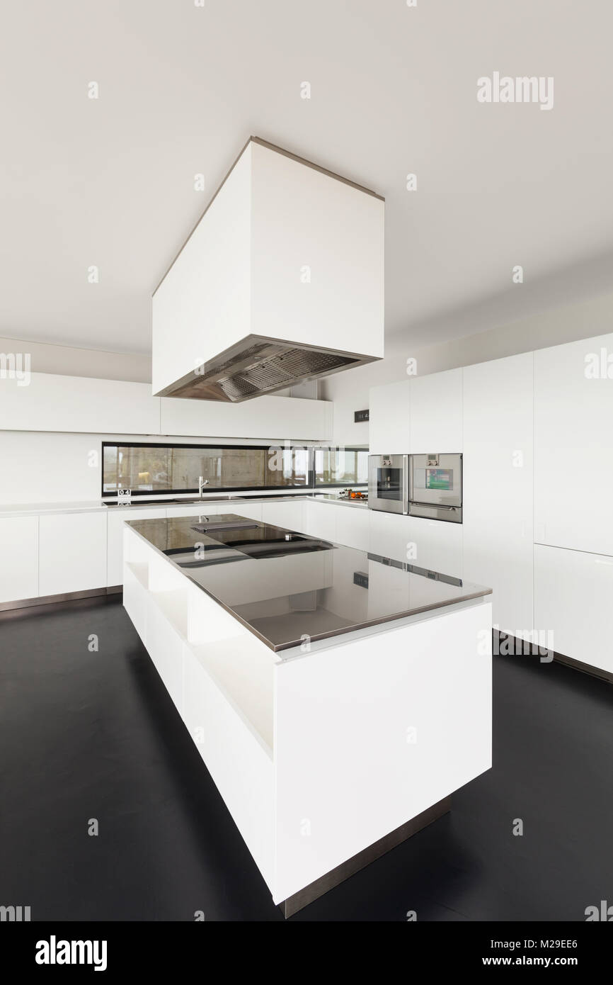 Architektur, schöner Innenbereich einer modernen Villa, häusliche Küche Stockfoto
