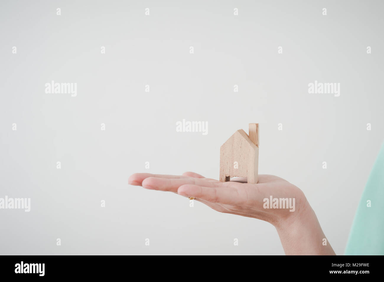 Frau Hand zeigen kleine Haus aus Holz Modell. Business, Life Wachstum und Traum Plan für Familie Konzept Stockfoto