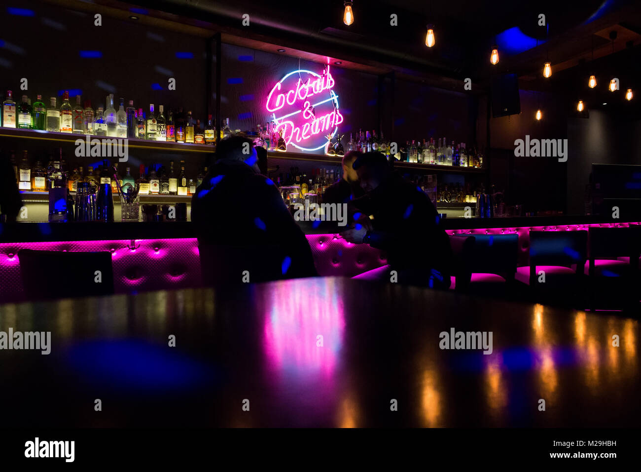 Zwei Männer sitzen an der Bar und zu diskutieren. Stockfoto