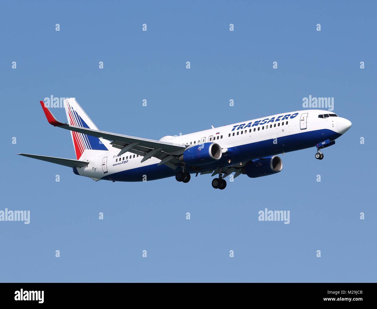 LARNACA, Zypern - 17. MAI 2014: "Transaero" Boeing 737 landet in Larnaca International Airport. "Transaero" besteht seit 1990 und 12,5 Millionen durchgeführt Peop Stockfoto