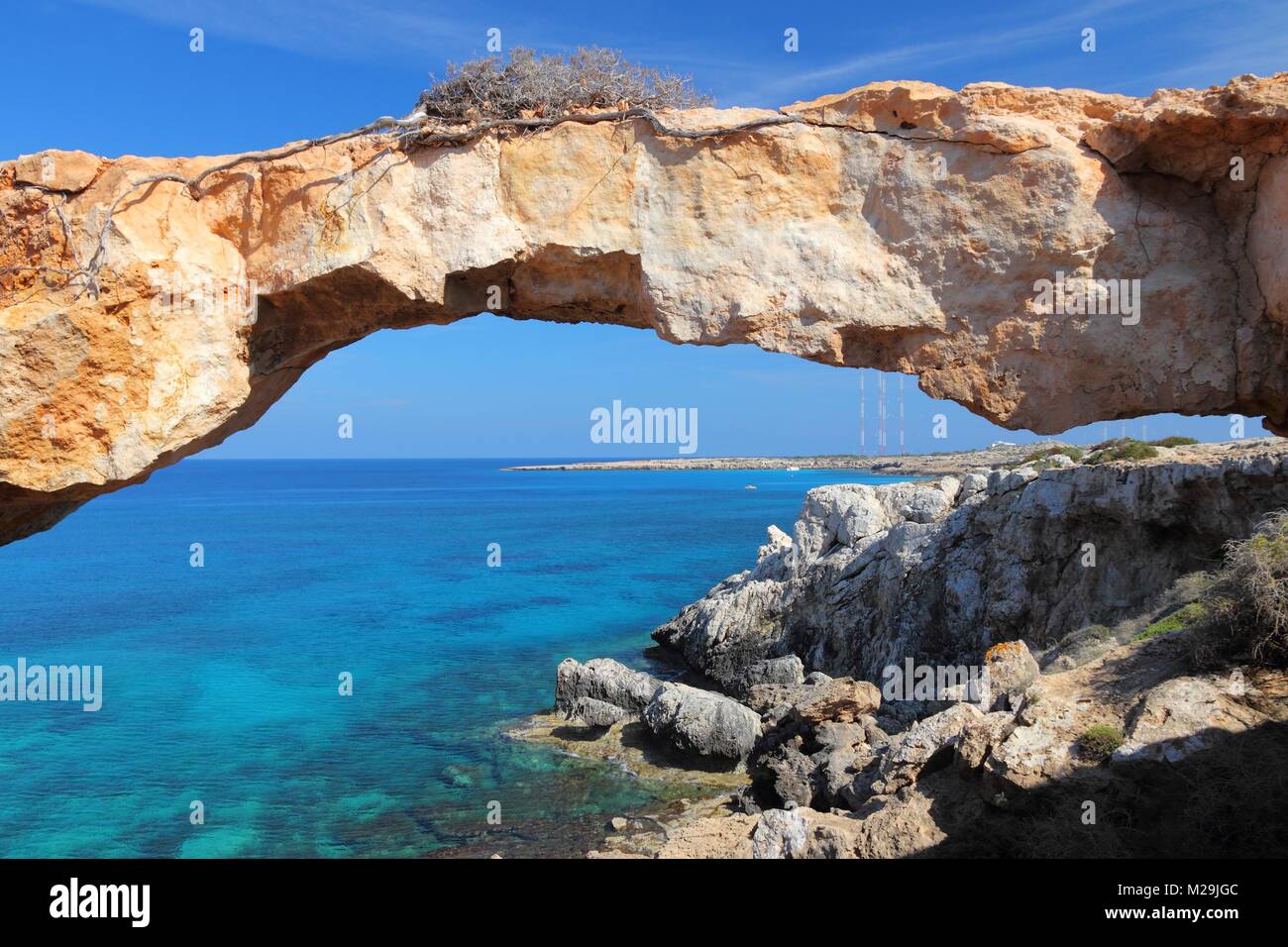 Zypern - Mittelmeer Küste. Brücke an natürlichen Felsen in der Nähe von Ayia Napa Cape Greco. Stockfoto