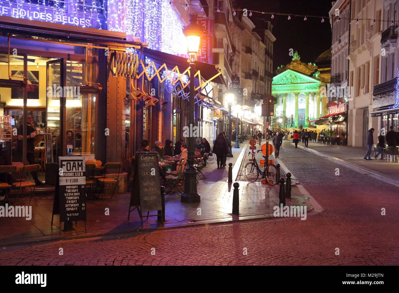 Brüssel, Belgien - 19 November, 2016: die Menschen besuchen Sie Brüssel bei Nacht. Brüssel ist die Hauptstadt von Belgien. 1,8 Millionen Menschen leben in der U-Bahn ein Stockfoto