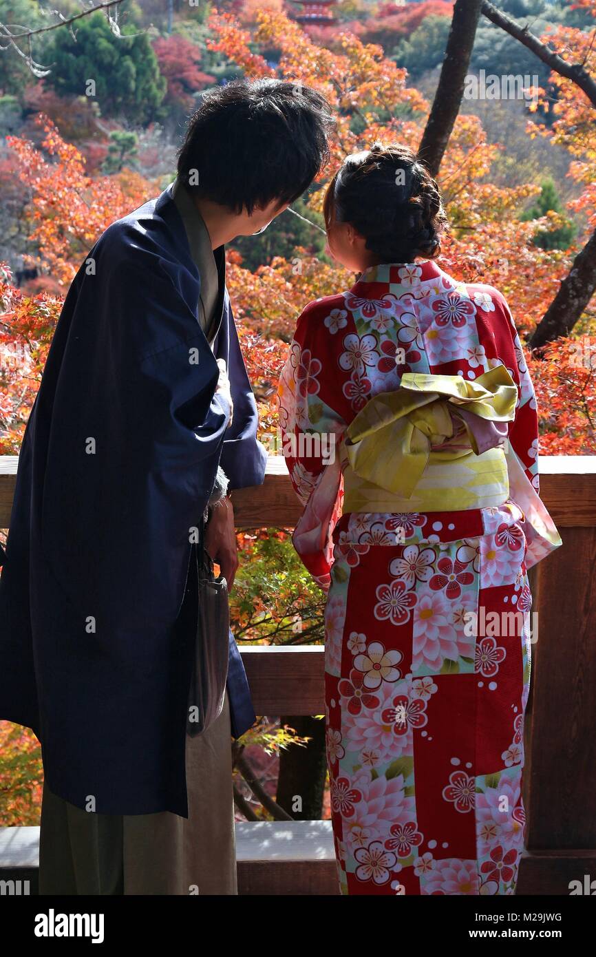 KYOTO, Japan - 26 November, 2016: die Menschen besuchen Kiyomizu-dera Tempel in Kyoto, Japan. Kyoto hat 17 UNESCO-Welterbestätten. Stockfoto