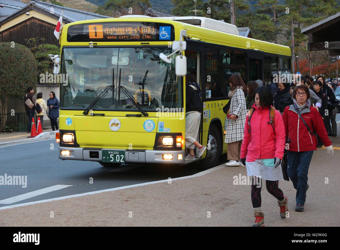 NARA, Japan - 23. NOVEMBER 2016: Passagiere den Bus der Stadt Nara Loop Line in Japan. Nara ist eine ehemalige Hauptstadt von Japan und derzeit ein Uneso Stockfoto