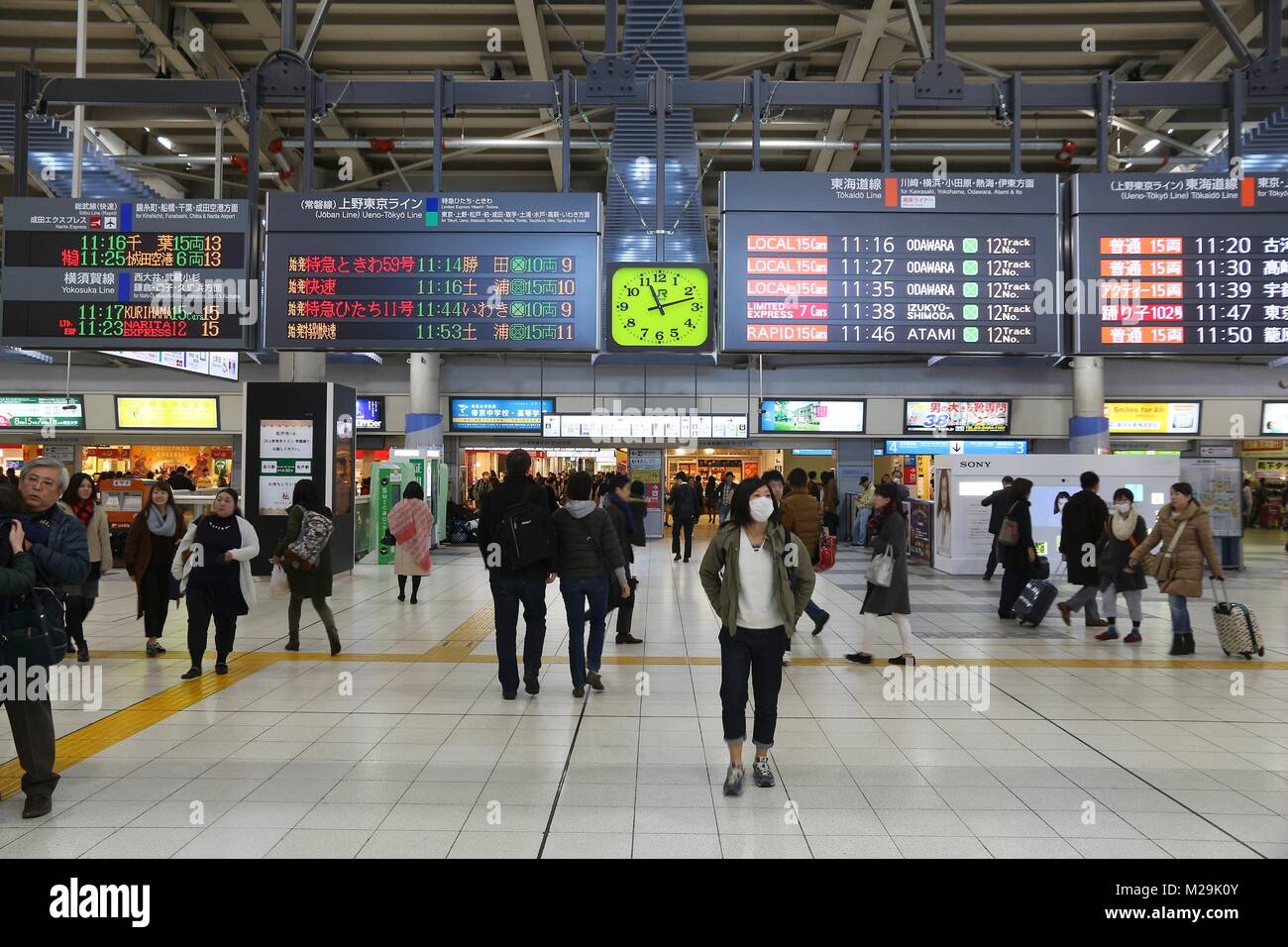 Tokio, Japan - Dezember 3, 2016: Passagiere Eile in Shinagawa Station in Tokio. Die Station wurde von 335,661 Passagiere täglich in 2013 verwendet. Stockfoto