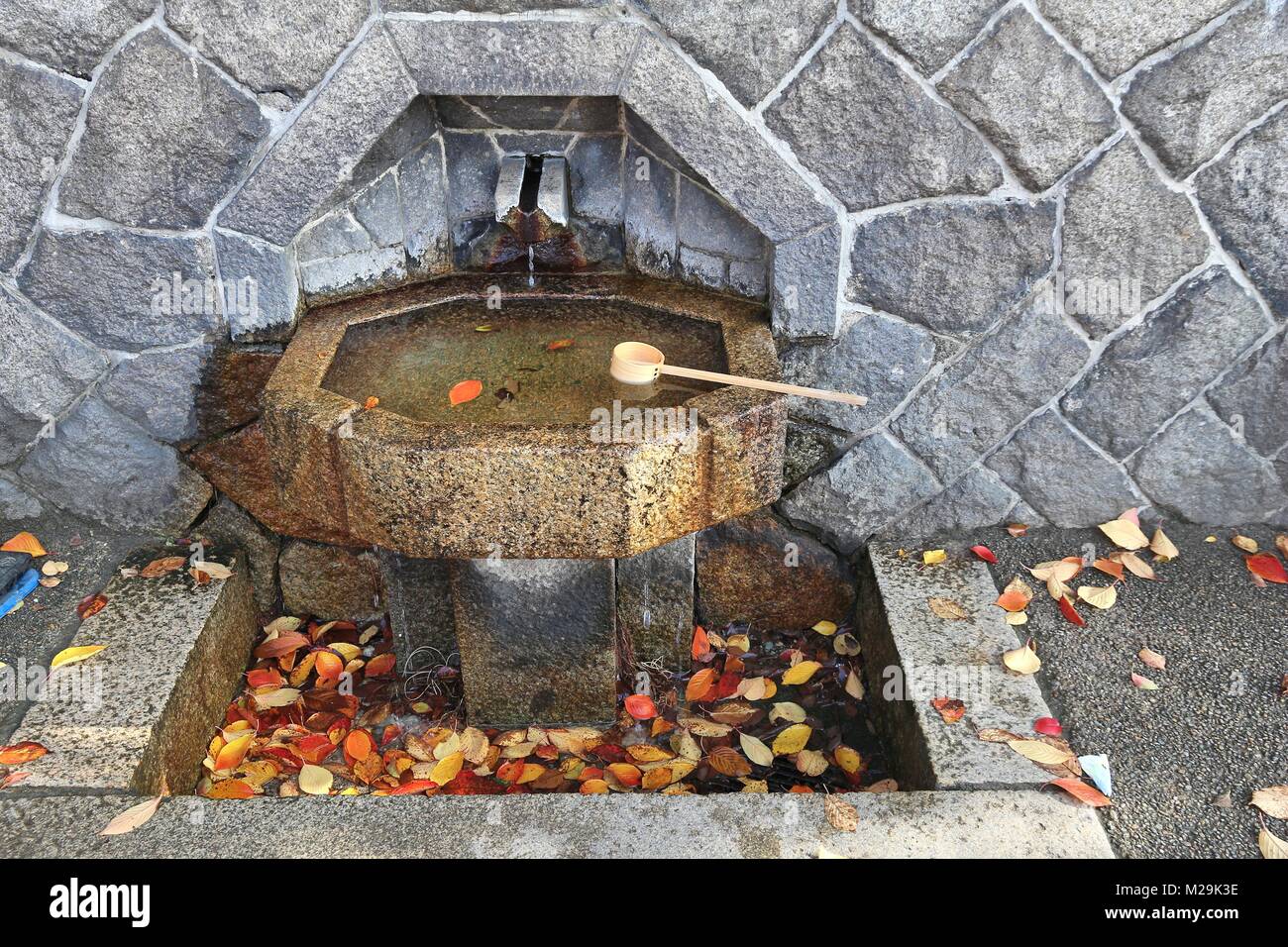 Japan rituelle Reinigung custom-Brunnen und Pfannen für traditionelle Reinigung. Stockfoto