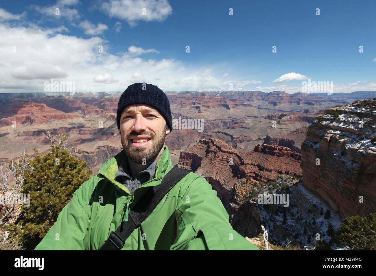 Grand Canyon Nationalpark in Arizona, Usa. Tourist, der eine selfie Foto bei einer Wanderung. Jungen Erwachsenen männlichen Reisenden. Stockfoto