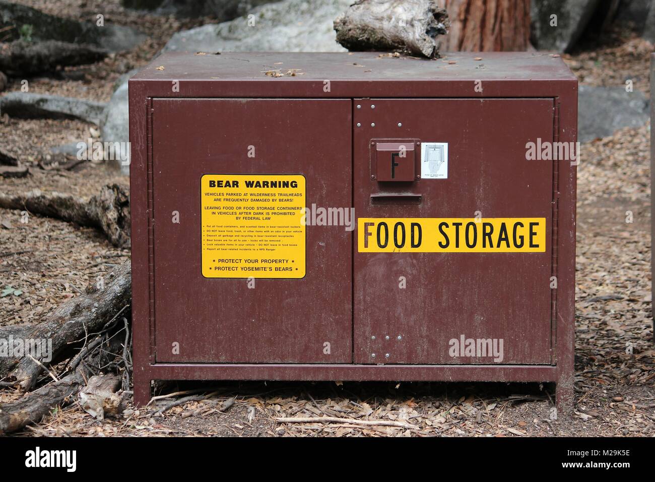 Yosemite Nationalpark, Kalifornien, Vereinigte Staaten - Bär Nachweis Lebensmittel Schließfach. Stockfoto