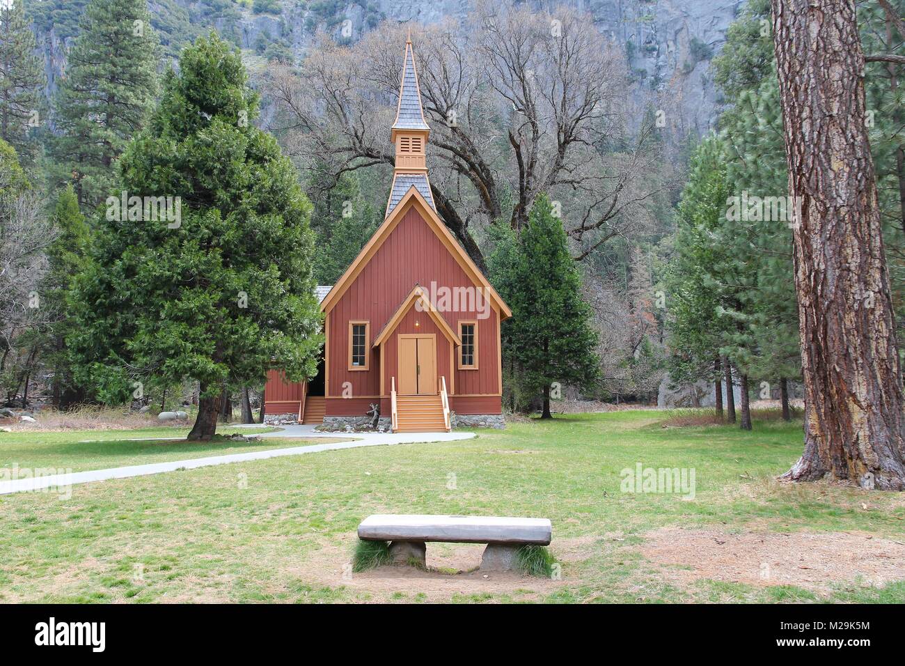 Yosemite Nationalpark, Kalifornien, Vereinigte Staaten - Yosemite Valley Kapelle, kleine hölzerne Kirche. Stockfoto