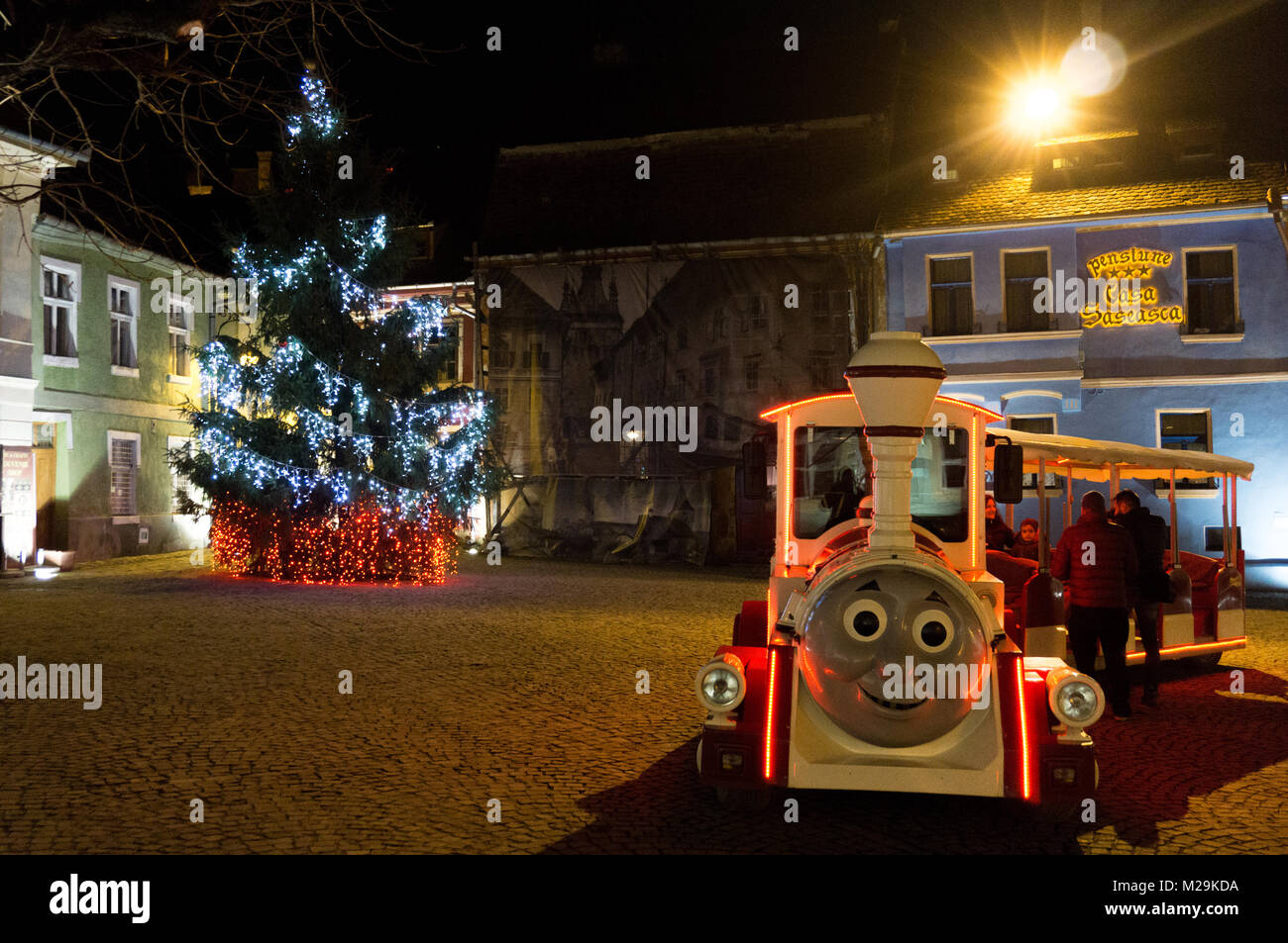 Alba Iulia, Rumänien - 30.12.2017: Touristen an Bord der Weihnachten Zug Stockfoto